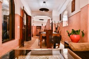 un salon avec un canapé et une table dans l'établissement Riad Aya, à Marrakech