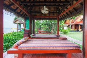 Posteľ alebo postele v izbe v ubytovaní PP Erawan Palms Resort