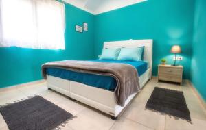 Doukas Apartments Luxury Living tesisinde bir odada yatak veya yataklar
