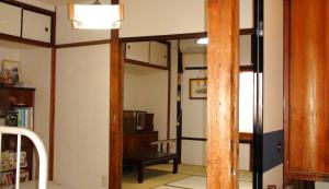 d'un salon avec une porte coulissante en verre. dans l'établissement ファミリー向け民泊 かつら 二条城近くの和風座敷, à Kyoto