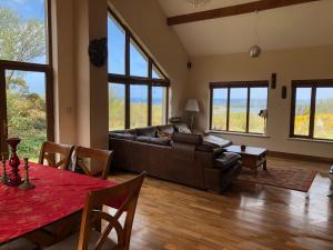 Posezení v ubytování House with sea views close to Beach with WiFi and large kitchen and dining
