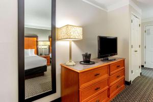 TV a/nebo společenská místnost v ubytování La Quinta Inn by Wyndham Champaign