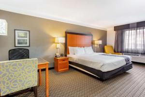 Postel nebo postele na pokoji v ubytování La Quinta Inn by Wyndham Champaign