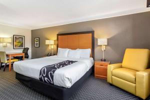 Postel nebo postele na pokoji v ubytování La Quinta Inn by Wyndham Champaign