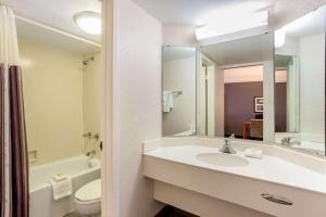 Koupelna v ubytování La Quinta Inn by Wyndham Champaign