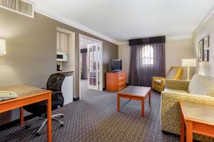TV a/nebo společenská místnost v ubytování La Quinta Inn by Wyndham Champaign