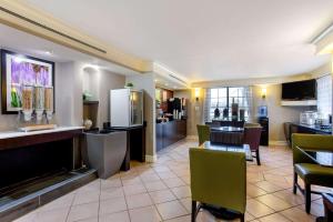 Kuchyň nebo kuchyňský kout v ubytování La Quinta Inn by Wyndham Champaign