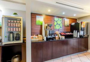 Příslušenství pro přípravu čaje a kávy v ubytování La Quinta Inn by Wyndham Champaign