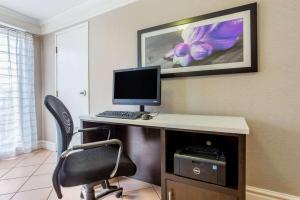TV a/nebo společenská místnost v ubytování La Quinta Inn by Wyndham Champaign