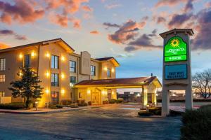 un hotel con un cartello di fronte a un edificio di La Quinta Inn by Wyndham Santa Fe a Santa Fe