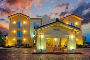 a building with a bench in front of it at La Quinta Inn by Wyndham Santa Fe in Santa Fe