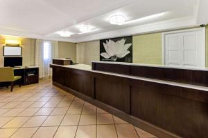 una sala d'attesa con cassa e una scrivania di La Quinta Inn by Wyndham Santa Fe a Santa Fe