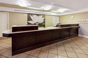 The lobby or reception area at La Quinta Inn by Wyndham Santa Fe