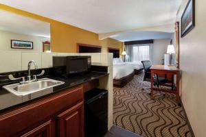 A kitchen or kitchenette at La Quinta Inn by Wyndham Sandusky near Cedar Point