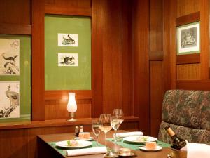 Ein Sitzbereich in der Unterkunft The Cypress Mercure Hotel Nagoya