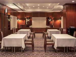 Ein Restaurant oder anderes Speiselokal in der Unterkunft The Cypress Mercure Hotel Nagoya 