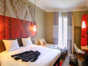 Giường trong phòng chung tại ibis Paris Tour Montparnasse 15eme