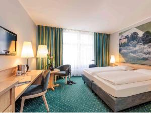 A bed or beds in a room at Mercure Hotel Erfurt Altstadt