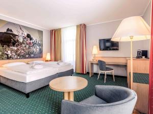 A bed or beds in a room at Mercure Hotel Erfurt Altstadt
