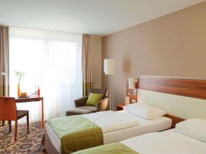 מיטה או מיטות בחדר ב-Mercure Tagungs- & Landhotel Krefeld