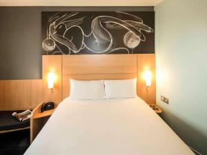 ibis Reading Centre客房内的一张或多张床位