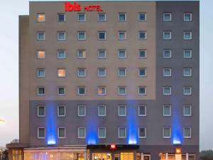 um edifício com luzes azuis na lateral em ibis Luxembourg Sud em Livange
