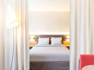 Voodi või voodid majutusasutuse Novotel Suites Genève Aéroport toas