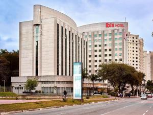 een groot gebouw met een bord ervoor bij ibis Santo Andre in Santo André