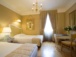 Postel nebo postele na pokoji v ubytování Hotel Mercure Milano Centro