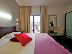 A bed or beds in a room at Mercure Palermo Centro