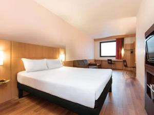 Tempat tidur dalam kamar di Ibis Bilbao Centro