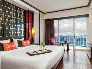 Giường trong phòng chung tại Novotel Ha Long Bay Hotel