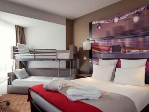 Habitación de hotel con 2 camas con sábanas blancas en Mercure Paris Boulogne, en Boulogne-Billancourt