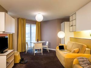 A television and/or entertainment centre at AppartHotel Mercure Paris Boulogne
