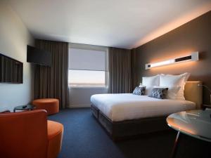 Ένα ή περισσότερα κρεβάτια σε δωμάτιο στο Pullman Sydney Olympic Park