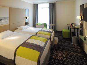 Cama ou camas em um quarto em Mercure Granville Le Grand Large