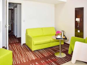 Uma área de estar em Mercure Granville Le Grand Large