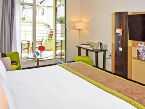 Cama ou camas em um quarto em Mercure Granville Le Grand Large