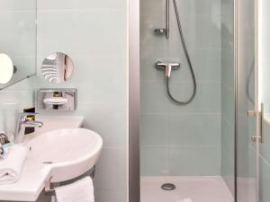 Um banheiro em Mercure Granville Le Grand Large