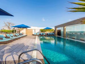 Bazén v ubytování Novotel Suites Mall Avenue Dubai nebo v jeho okolí
