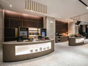Kuchyň nebo kuchyňský kout v ubytování Grand Mercure Shanghai Hongqiao