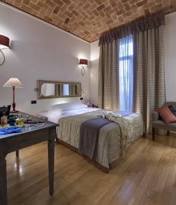 a bedroom with a bed and a desk at Best Western Hotel Piemontese in Turin