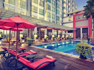 Bazén v ubytování Mercure Pontianak City Center nebo v jeho okolí