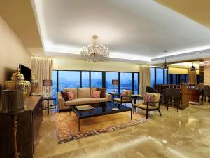 加爾各答的住宿－加爾各答諾富特酒店及公寓，客厅配有沙发和桌子