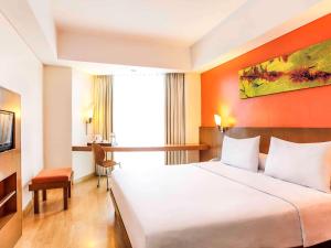 Giường trong phòng chung tại Hotel Ibis Semarang Simpang Lima +25 ảnh