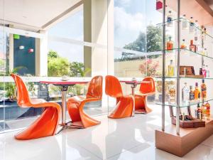 Een zitgedeelte bij Hotel Ibis Semarang Simpang Lima