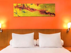 Een bed of bedden in een kamer bij Hotel Ibis Semarang Simpang Lima