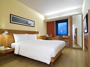Postel nebo postele na pokoji v ubytování ibis Pune Viman Nagar - An Accor Brand