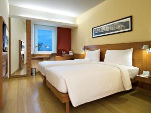 Postel nebo postele na pokoji v ubytování ibis Pune Viman Nagar - An Accor Brand