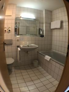 y baño con bañera, lavabo y aseo. en Apartment Hotel Seebach en Großenseebach